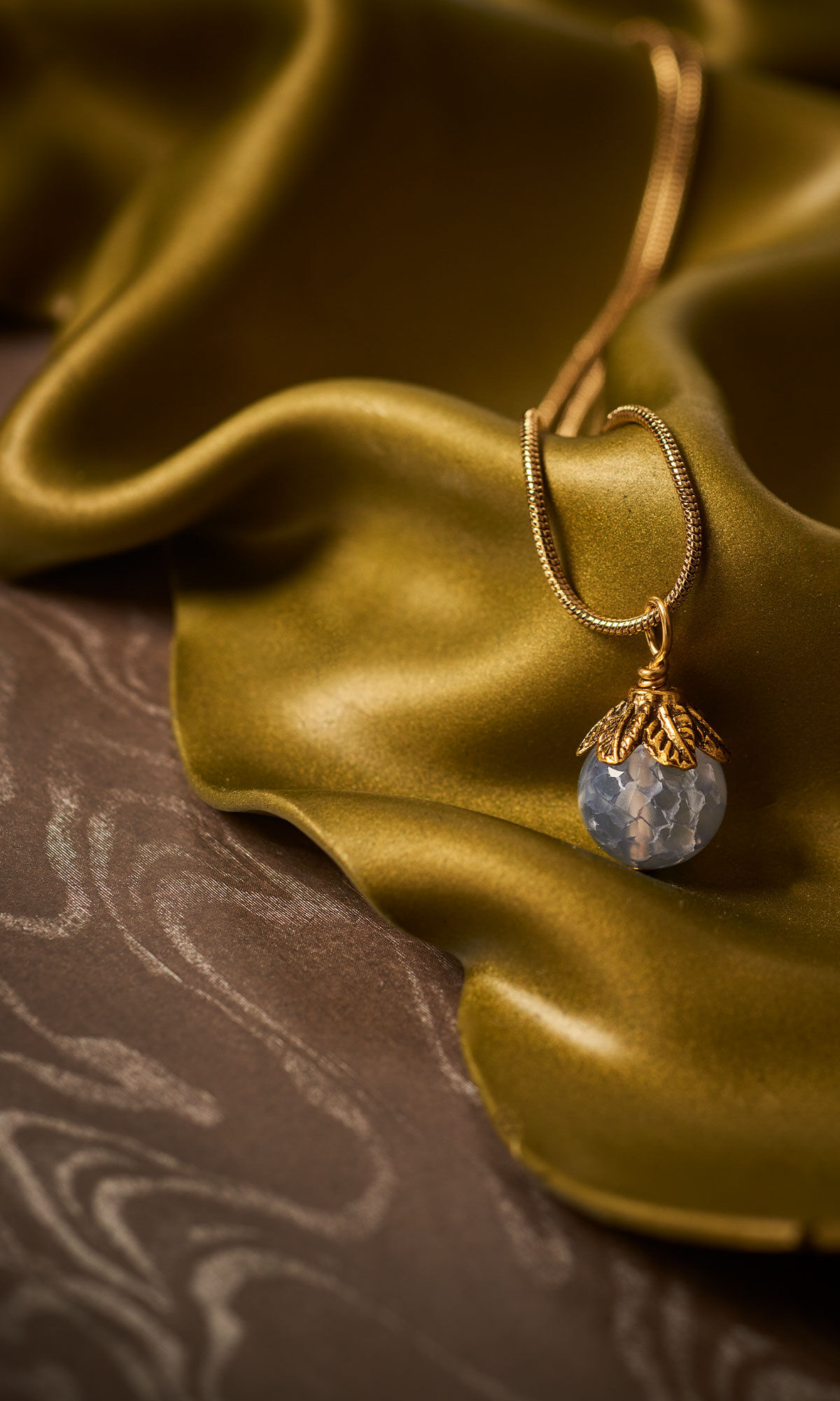 Design Idea RB2J necklace on yellow cloth
