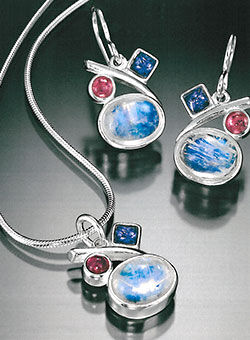 Necklace and earring set with gemstones