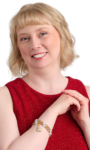 Design Idea R E 2 8 on a smiling woman in red