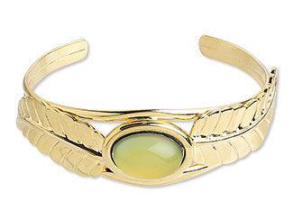 A Chalcedony Cabochon Bracelet