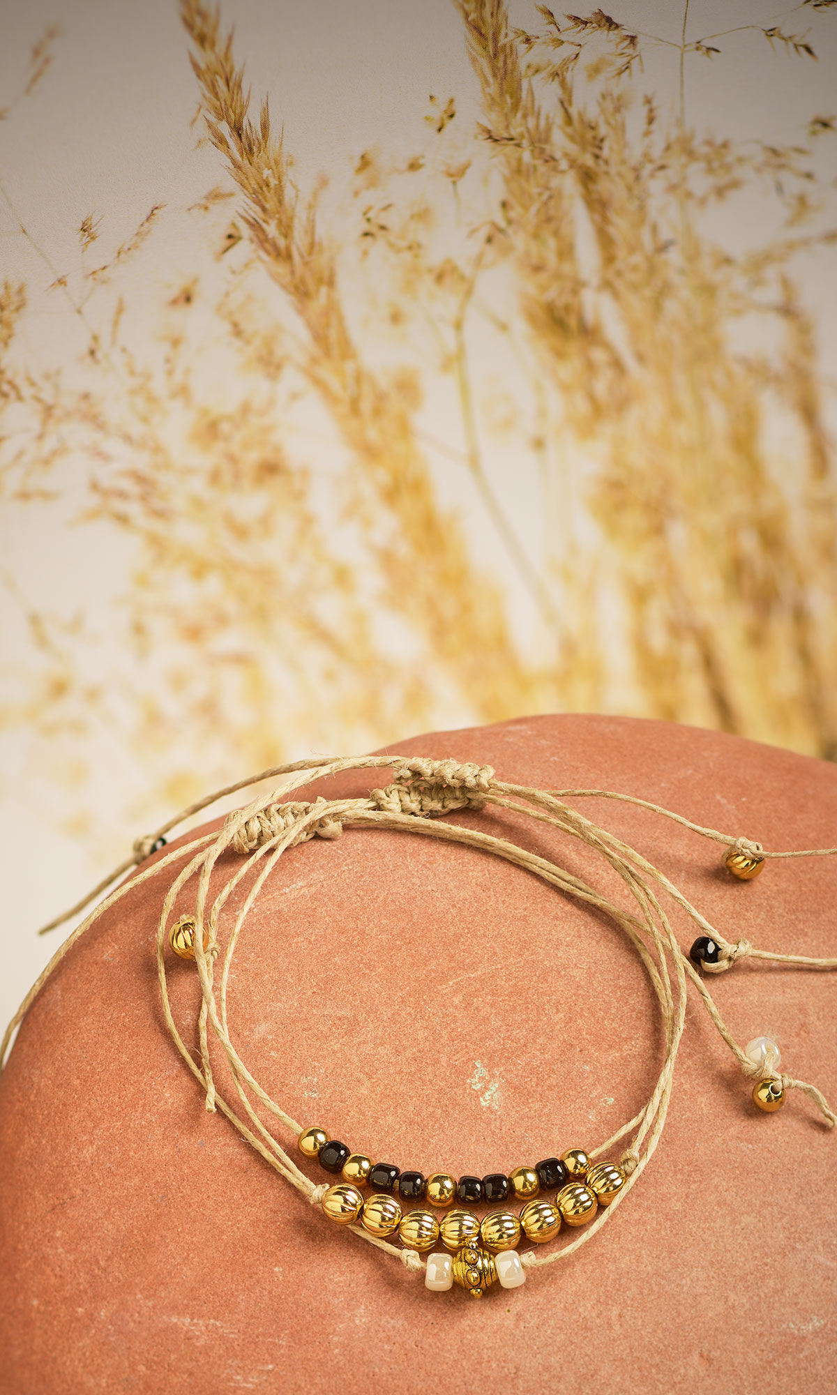 Design Idea RF2N Bracelet on stylized background