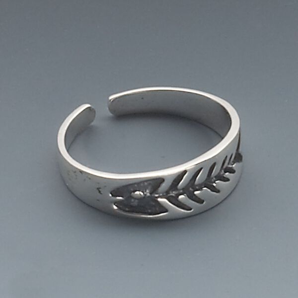 Toe ring, antiqued sterling silver, 4mm wide with fish skeleton design, adjustable. Sold individually. image number 0