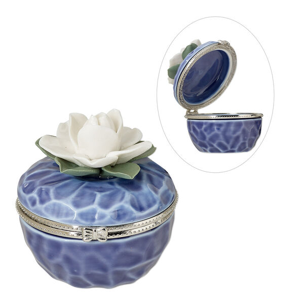 Trinket box, porcelain / imitation rhodium-finished brass / steel, multicolored, 2-1/2 inch textured round with flowers, leaves and bow. Sold individually. image number 0